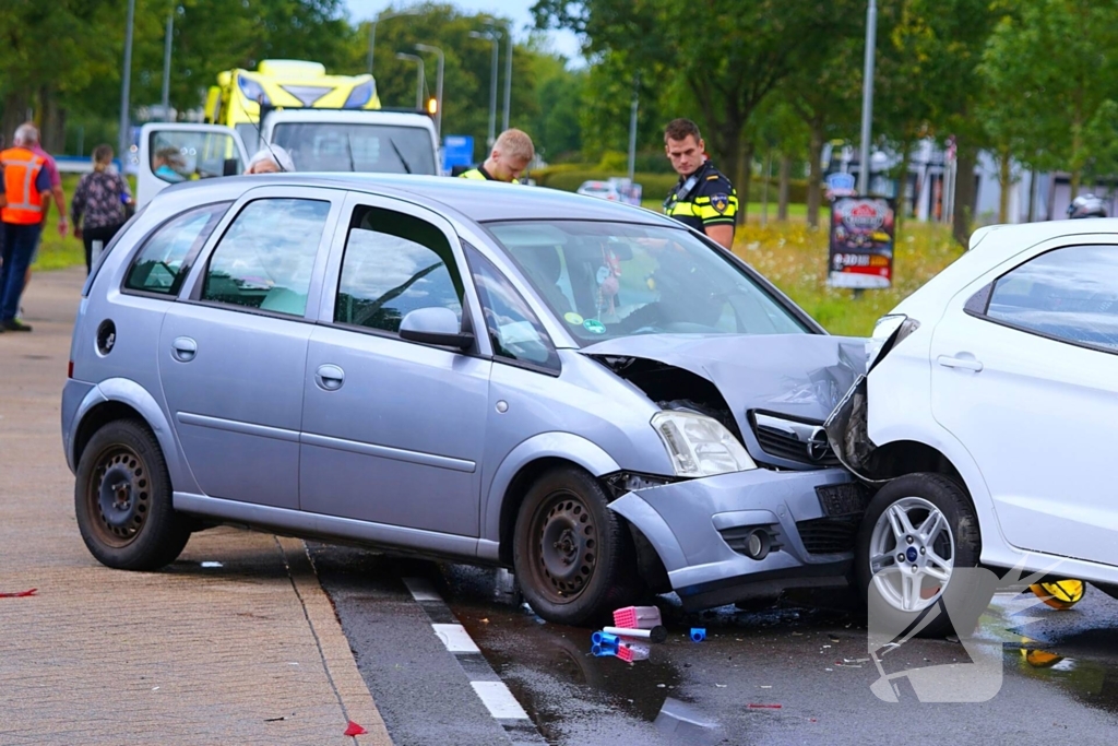 Flinke schade en gewonde bij botsing tussen twee auto's