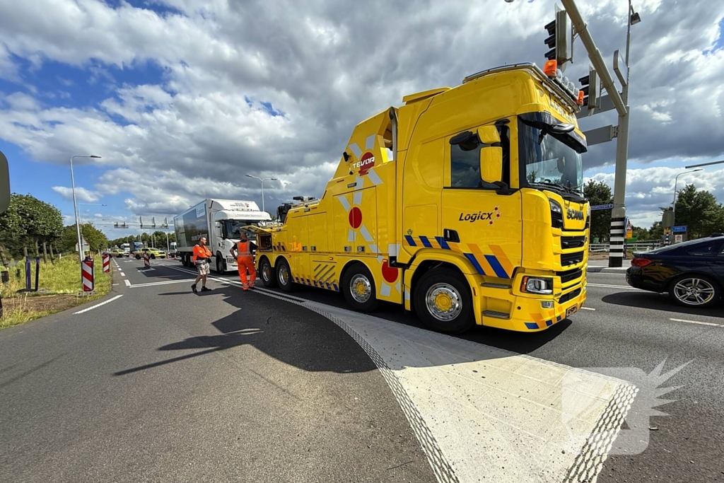 Vrachtwagen met pech veroorzaakt lange file