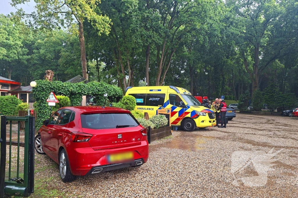 Persoon met verward gedrag op dak