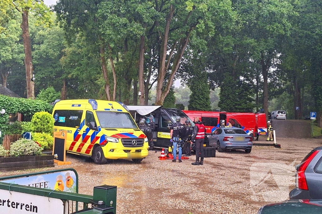 Persoon met verward gedrag op dak