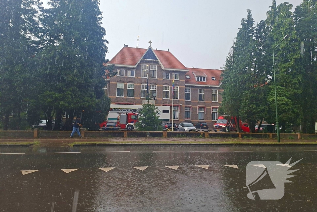 Persoon met verward gedrag op dak