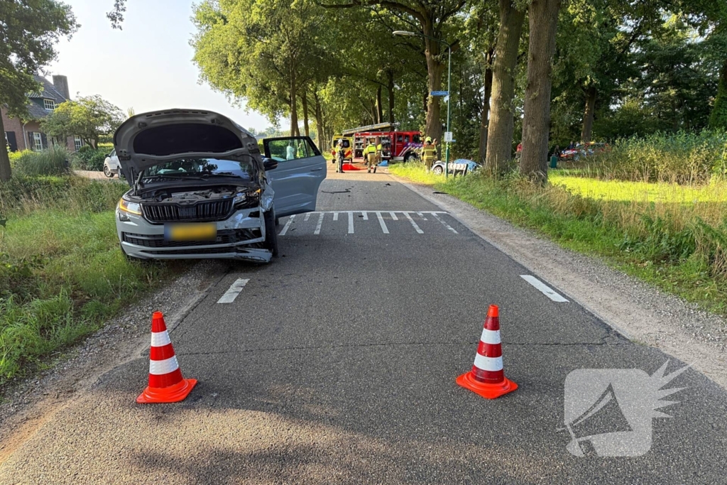 Auto in sloot na aanrijding met gewonde bestuurder