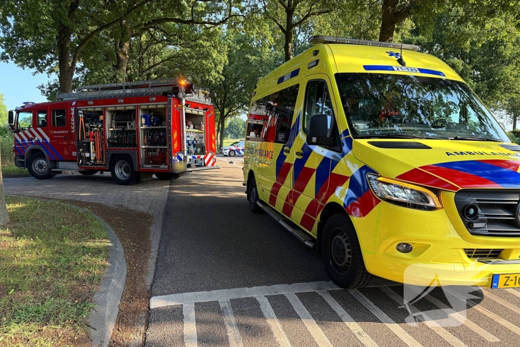 Auto in sloot na aanrijding met gewonde bestuurder