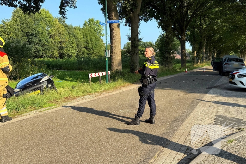 Auto in sloot na aanrijding met gewonde bestuurder