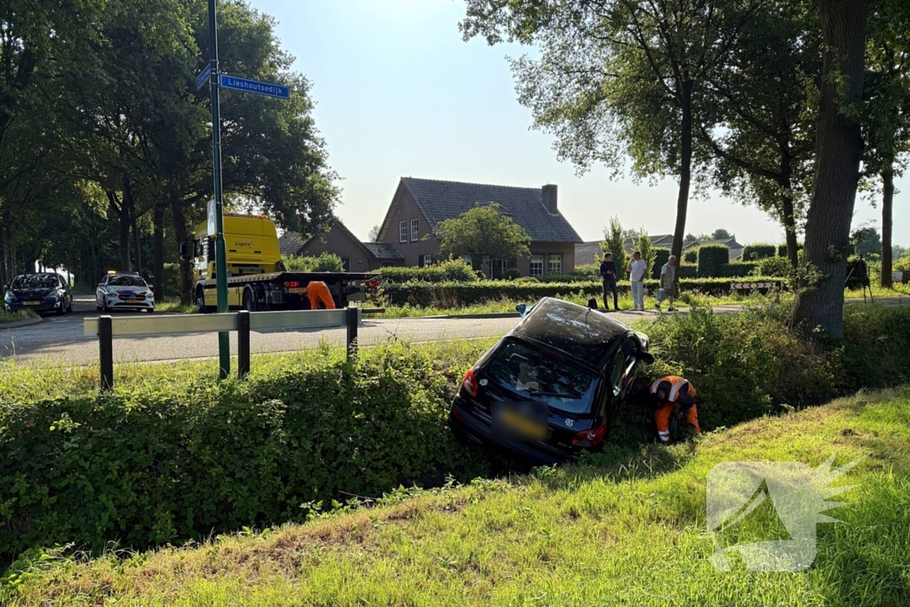 Auto in sloot na aanrijding met gewonde bestuurder