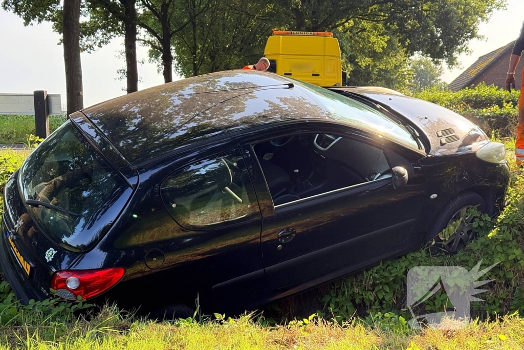 Auto in sloot na aanrijding met gewonde bestuurder