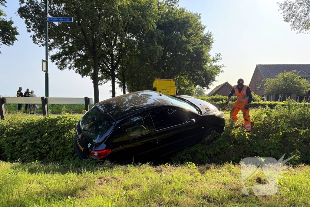 Auto in sloot na aanrijding met gewonde bestuurder