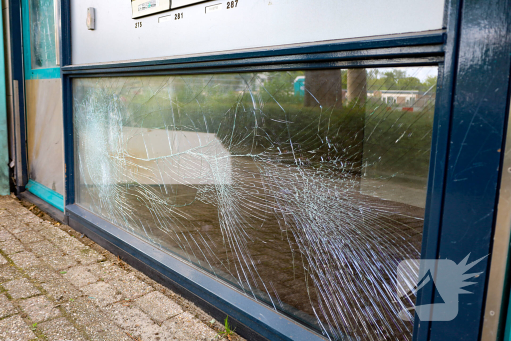 Explosie veroorzaakt schade aan portiek