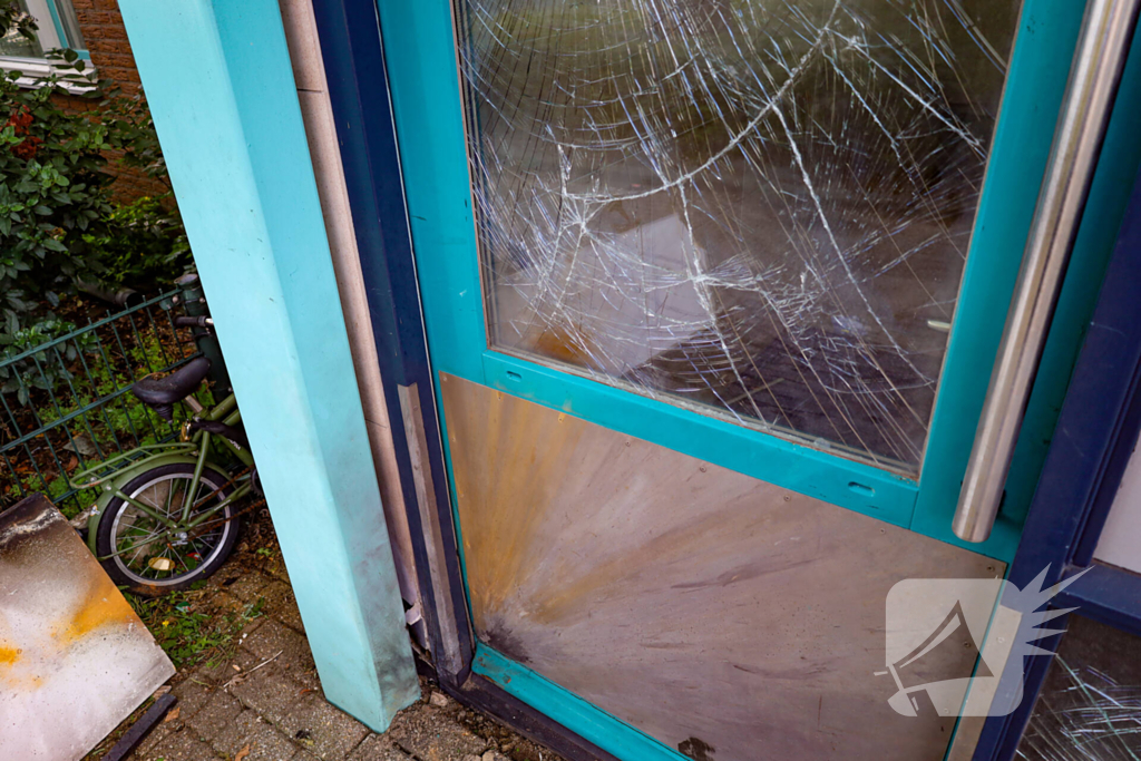 Explosie veroorzaakt schade aan portiek