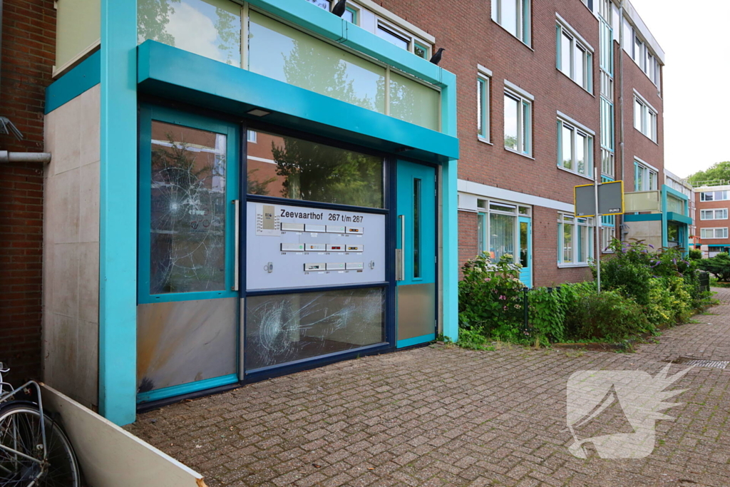 Explosie veroorzaakt schade aan portiek