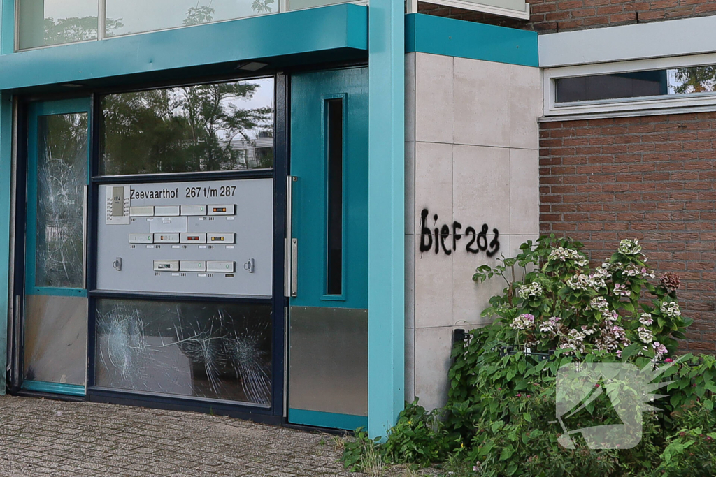 Explosie veroorzaakt schade aan portiek