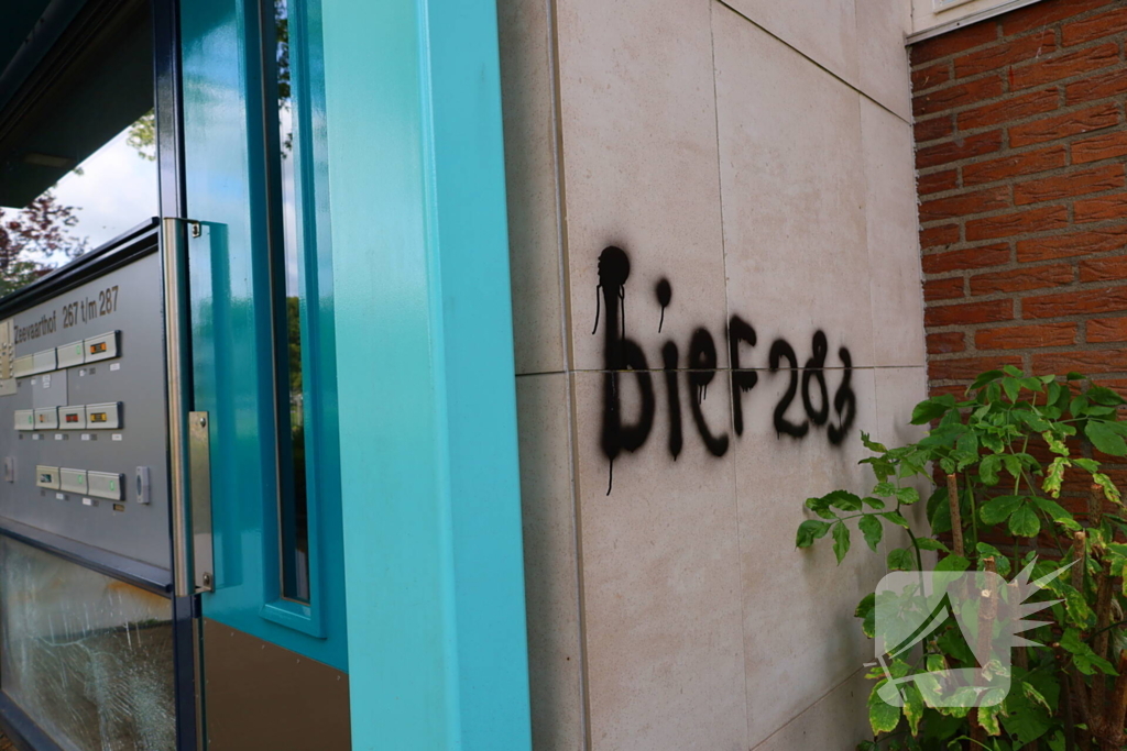 Explosie veroorzaakt schade aan portiek