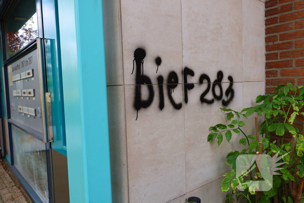 Explosie veroorzaakt schade aan portiek