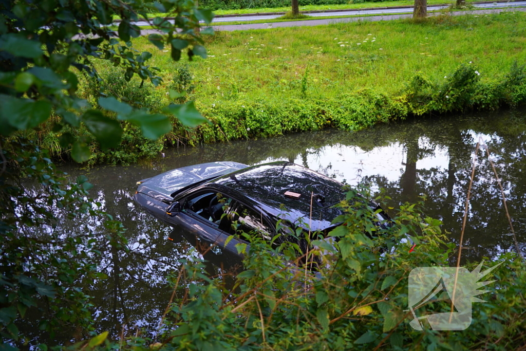 Auto schiet te water bij parkeerpoging