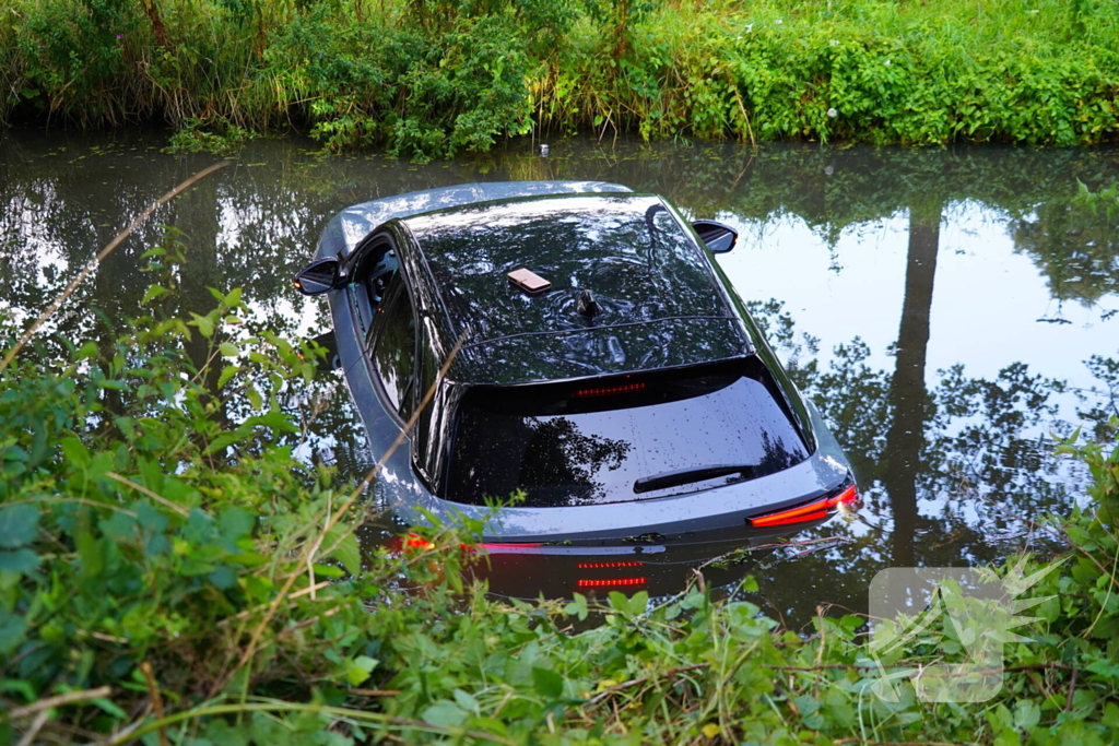 Auto schiet te water bij parkeerpoging