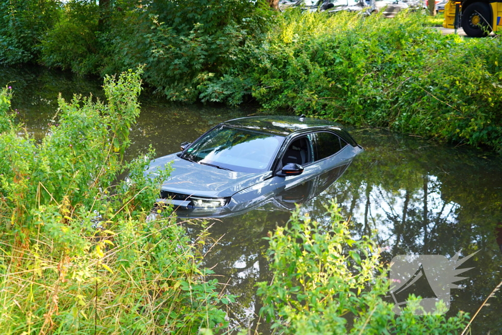 Auto schiet te water bij parkeerpoging