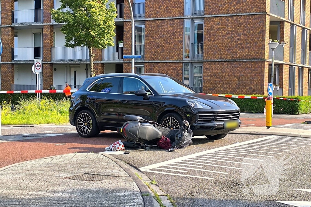 Scooterrijder gewond na ongeval met auto