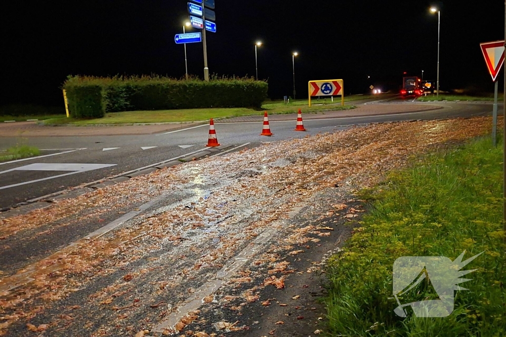 Motorrijder onderuit door veel slachtafval bij rotonde