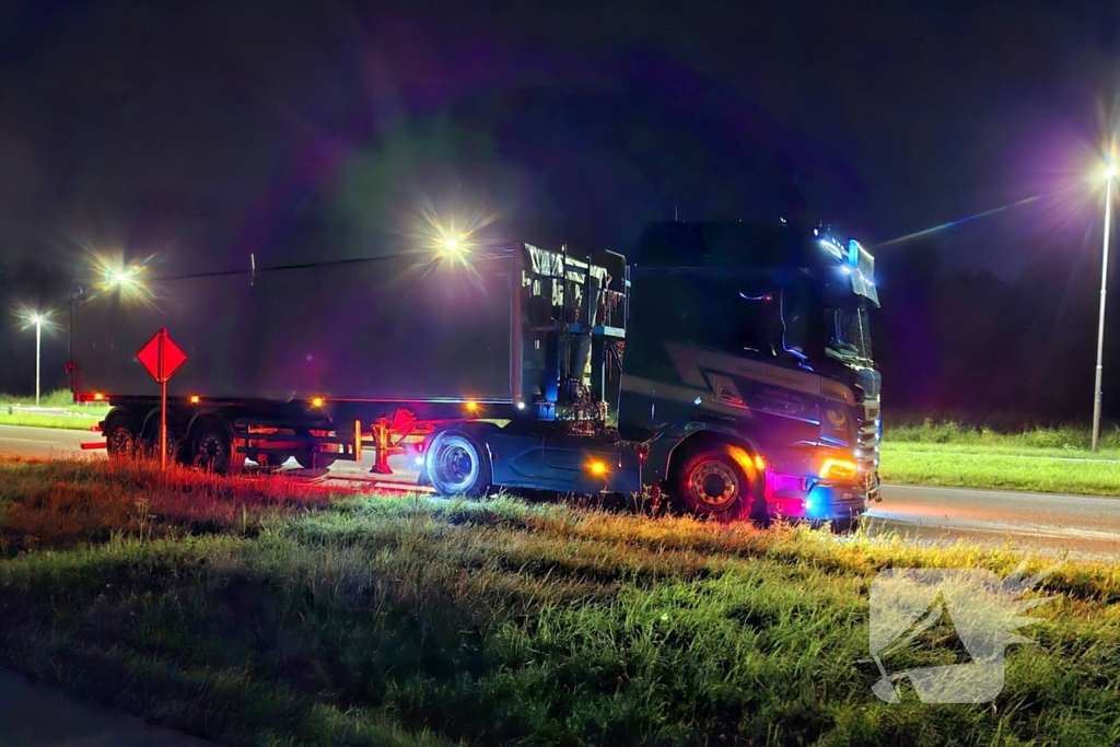 Motorrijder onderuit door veel slachtafval bij rotonde