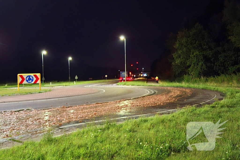 Motorrijder onderuit door veel slachtafval bij rotonde