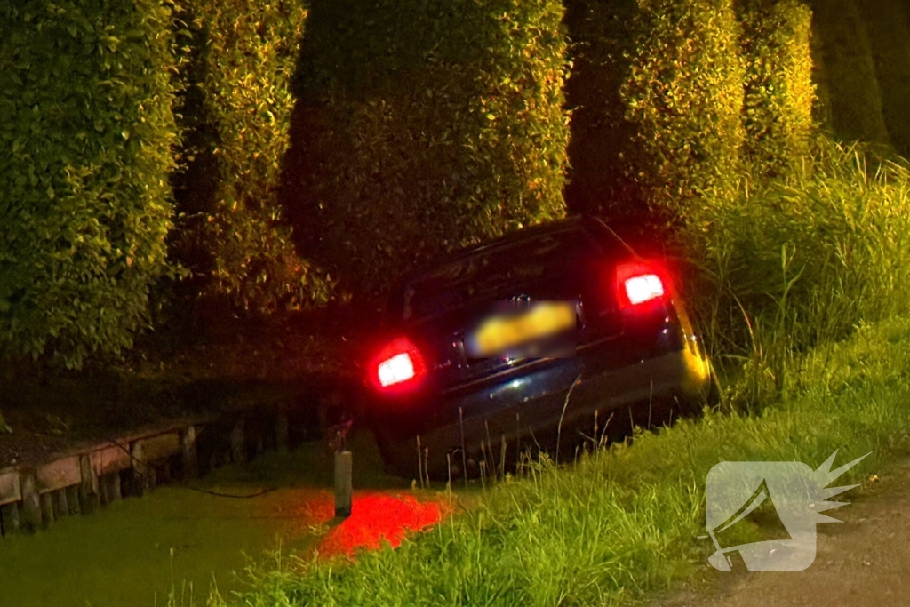 Auto mist bocht en raakt te water