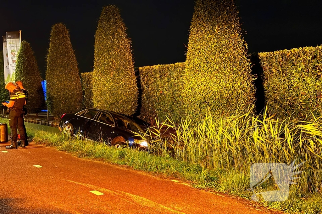 Auto mist bocht en raakt te water