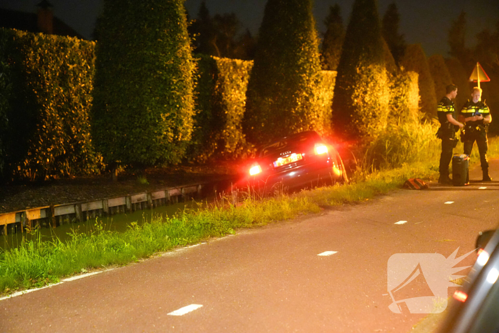 Auto mist bocht en raakt te water