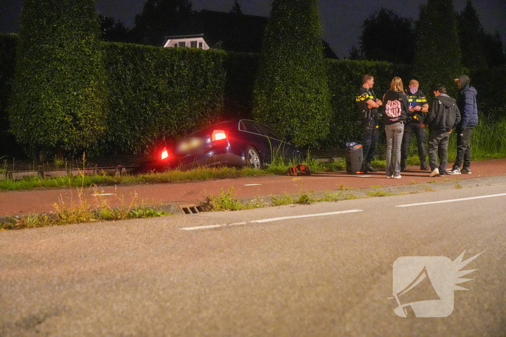 Auto mist bocht en raakt te water