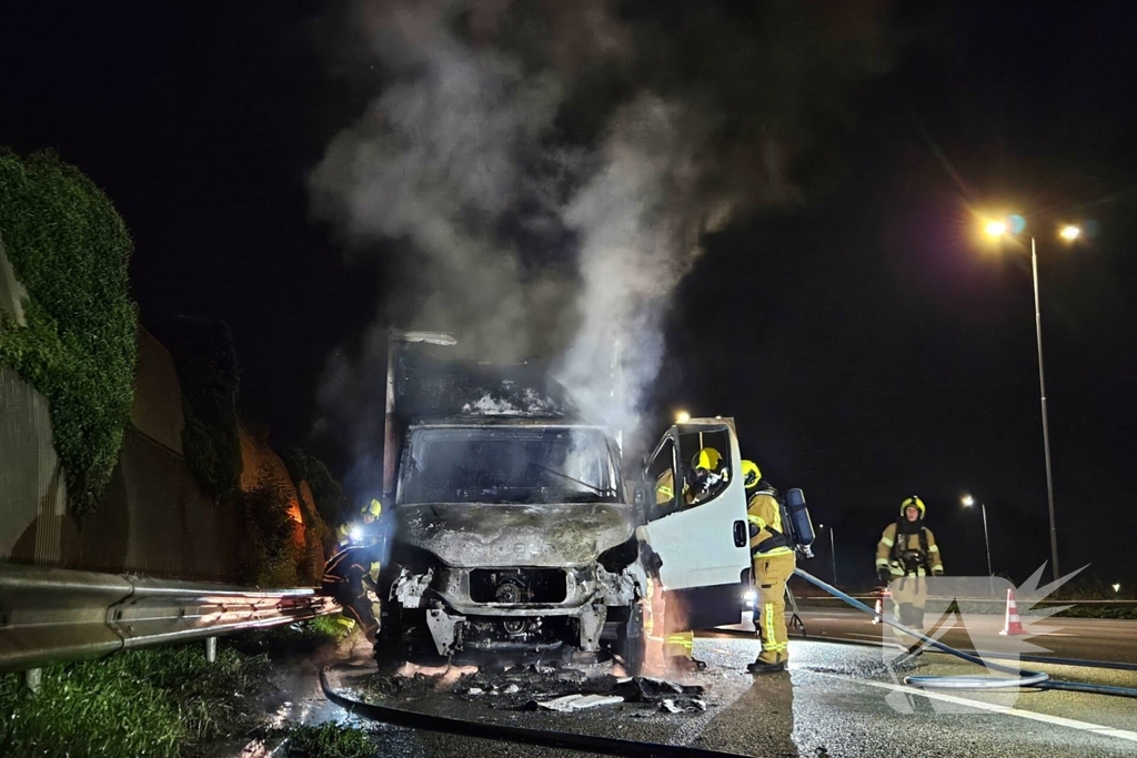 Felle brand in bakwagen op snelweg