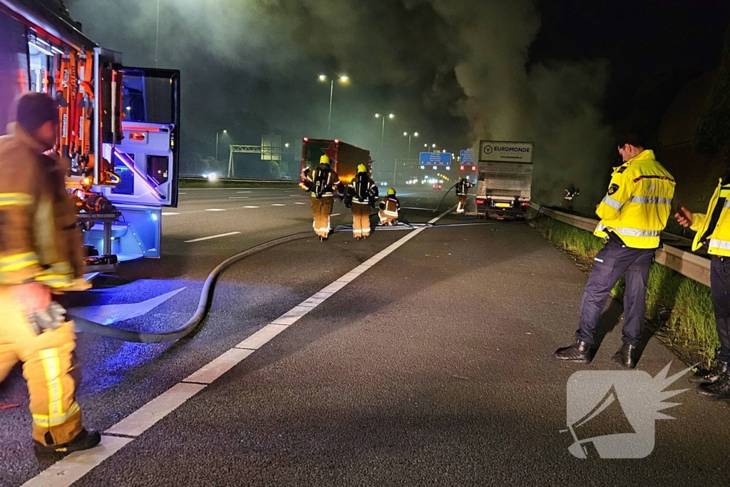 Felle brand in bakwagen op snelweg
