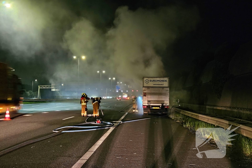 Felle brand in bakwagen op snelweg
