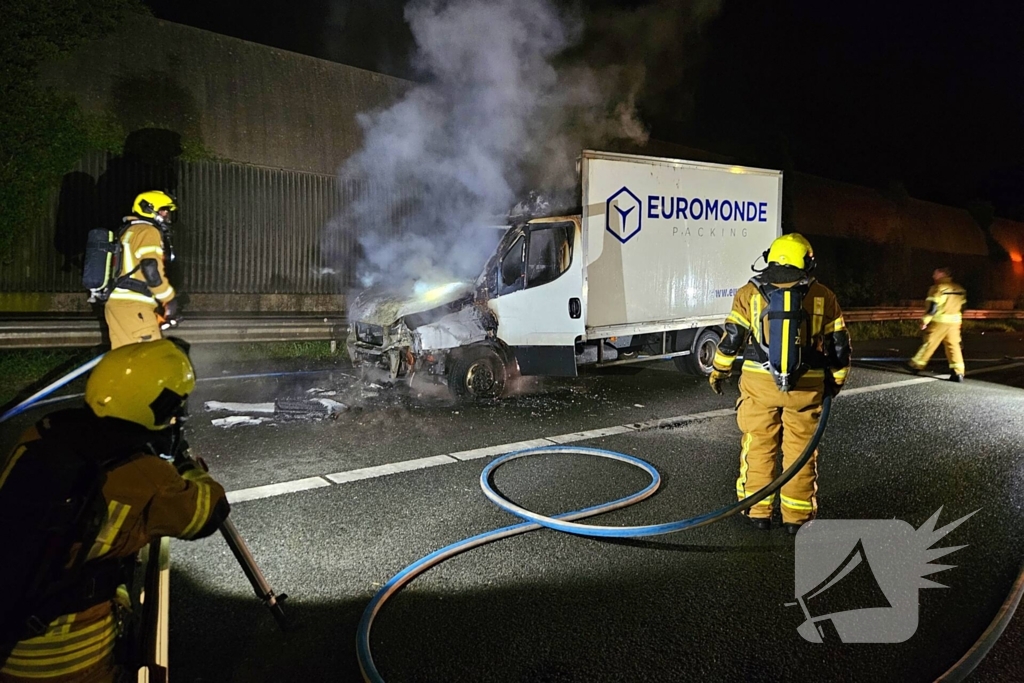 Felle brand in bakwagen op snelweg