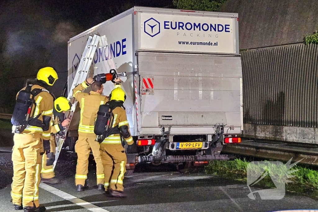 Felle brand in bakwagen op snelweg