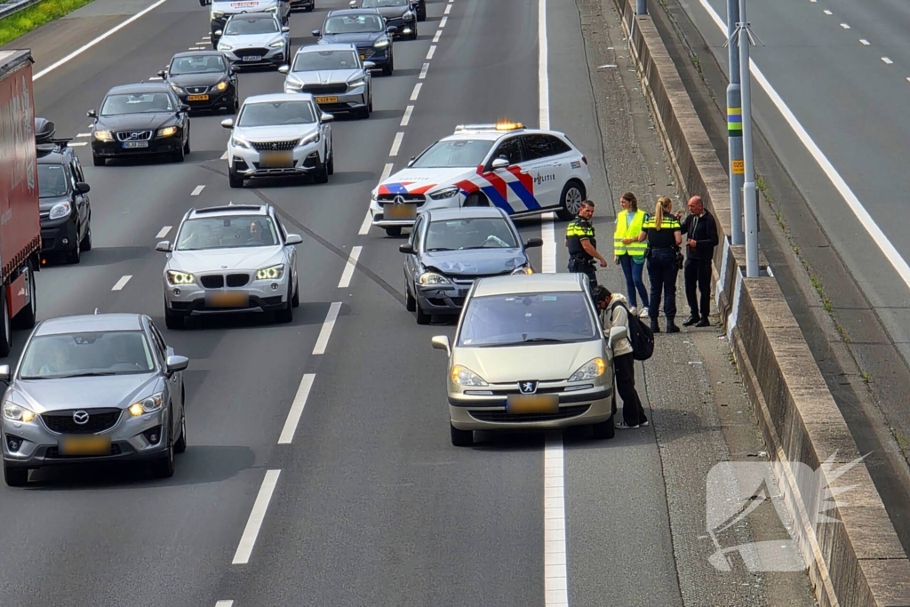 Ongeval tussen personenauto en vrachtwagen op snelweg