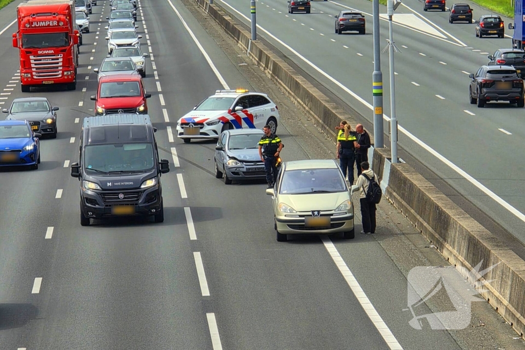 Ongeval tussen personenauto en vrachtwagen op snelweg