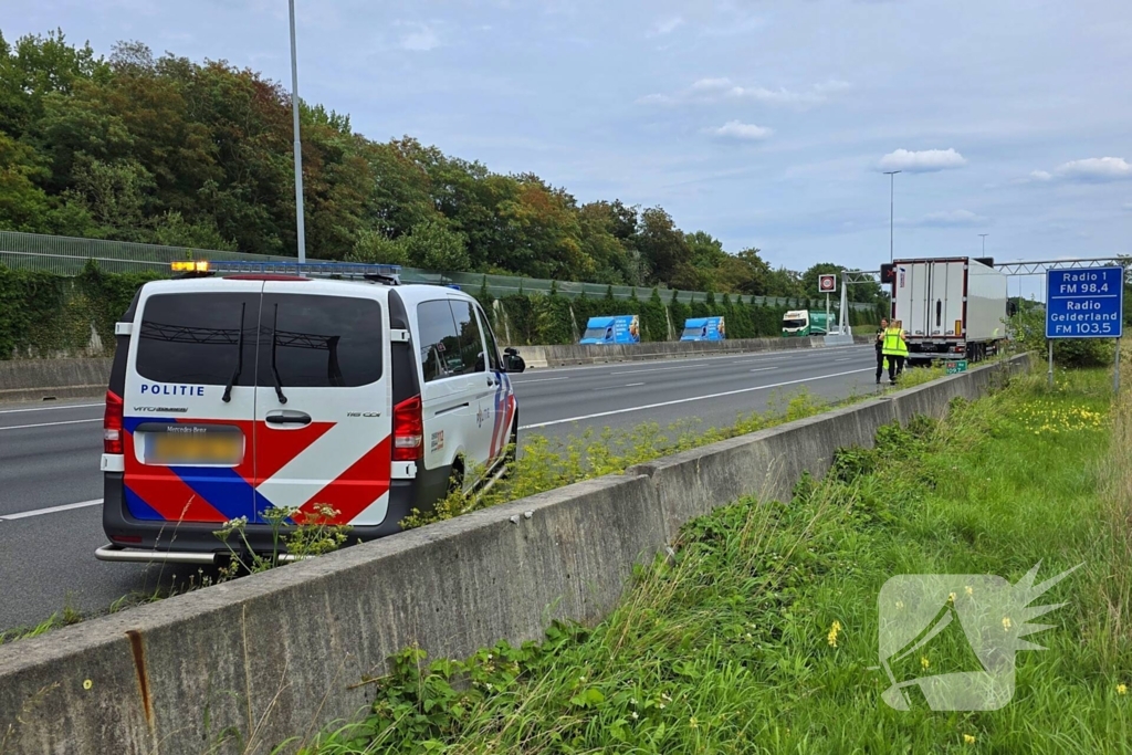 Ongeval tussen personenauto en vrachtwagen op snelweg