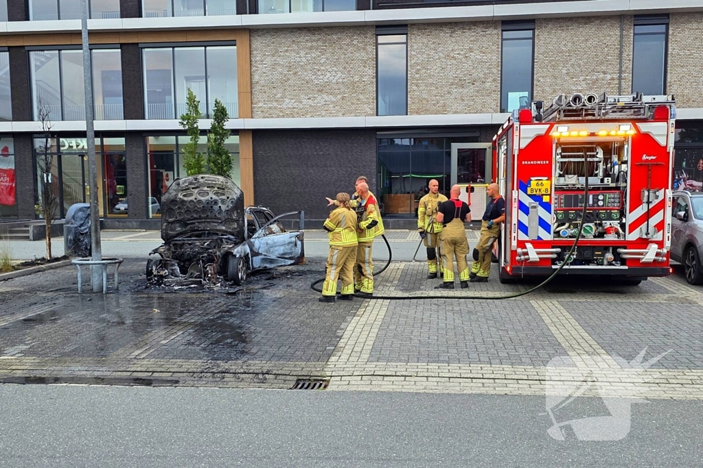 Auto volledig verwoest door brand
