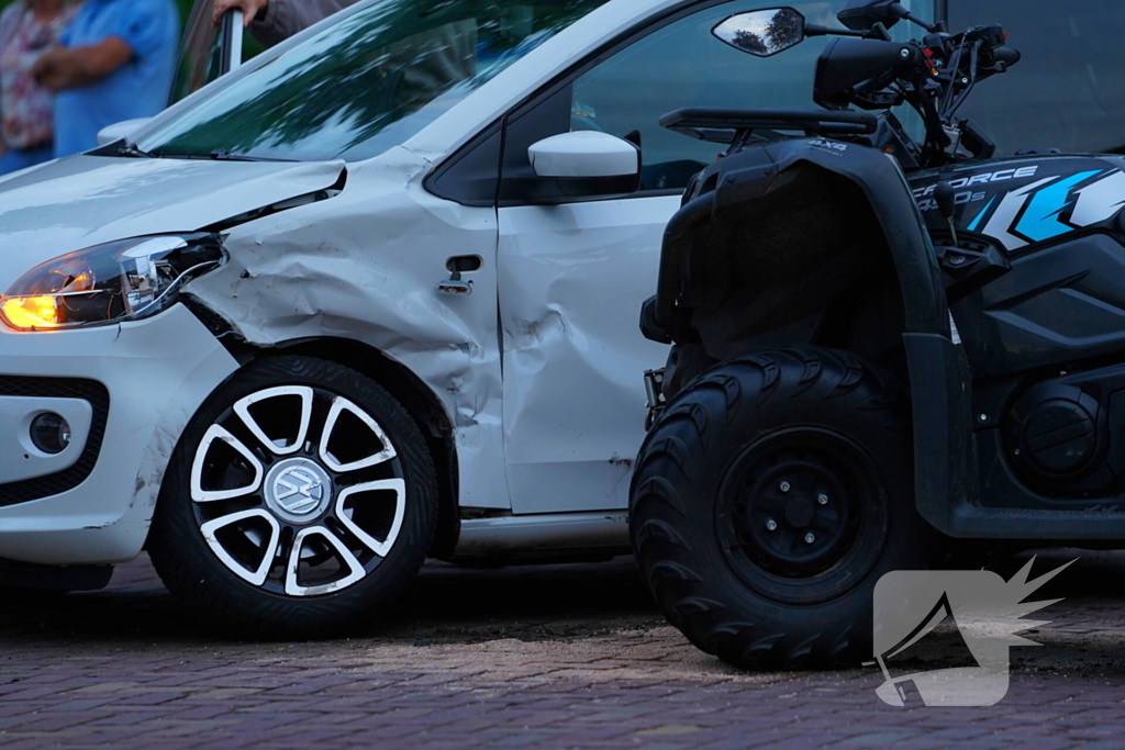 Auto en quad botsen in de avond