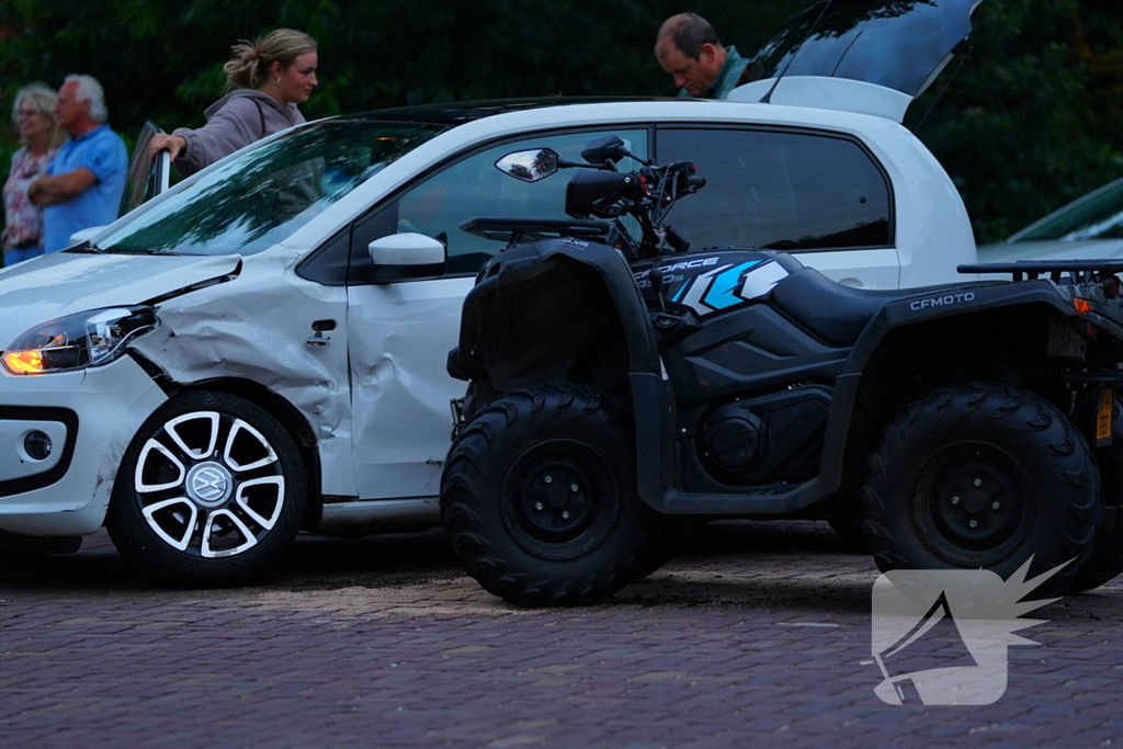 Auto en quad botsen in de avond