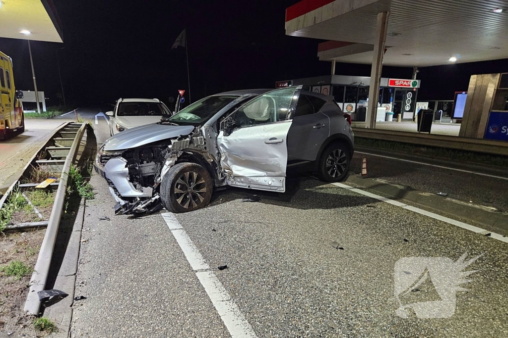 Ravage door ongeval: boot losgeschoten en auto zwaar beschadigd