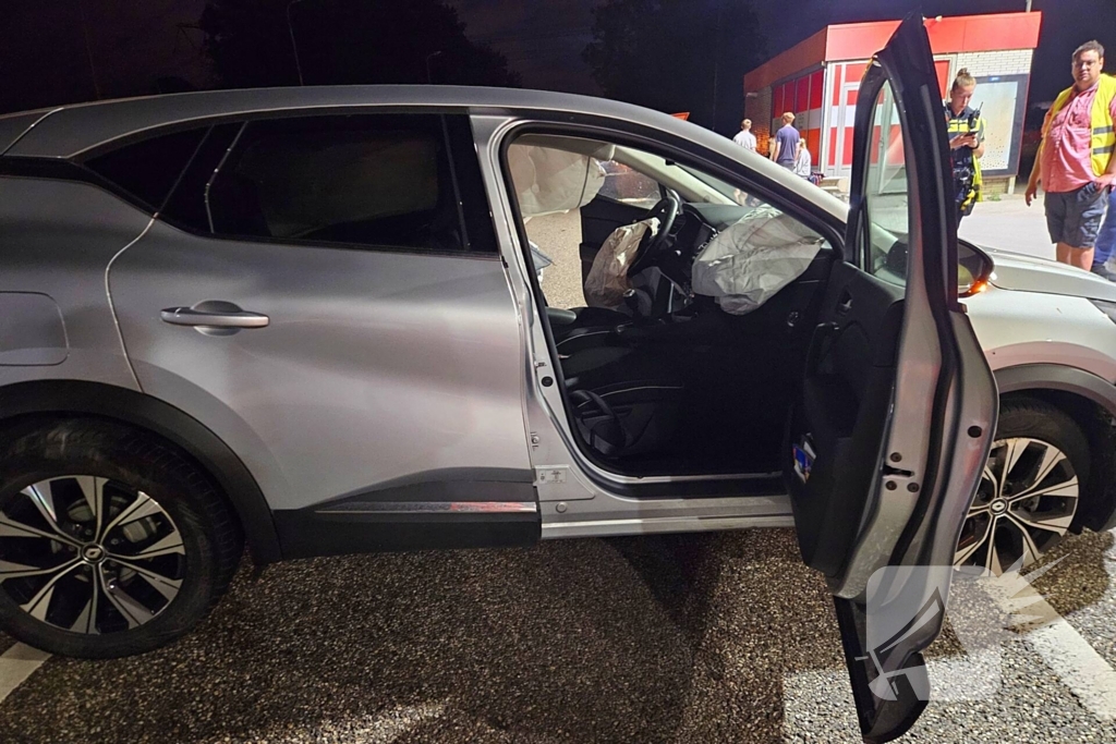 Ravage door ongeval: boot losgeschoten en auto zwaar beschadigd