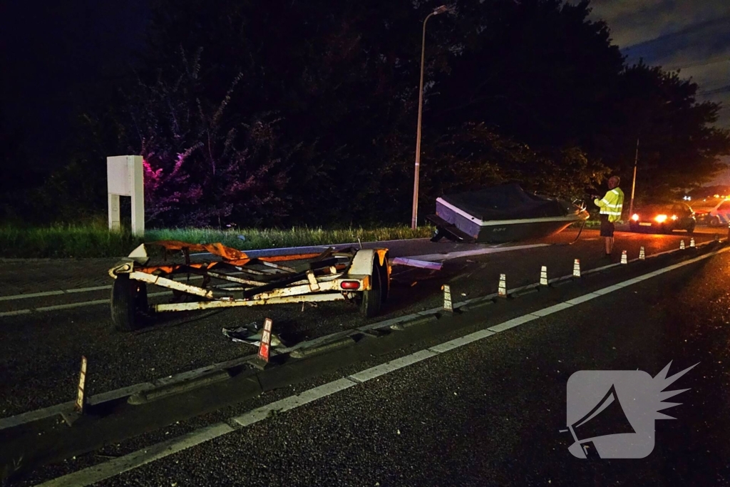 Ravage door ongeval: boot losgeschoten en auto zwaar beschadigd