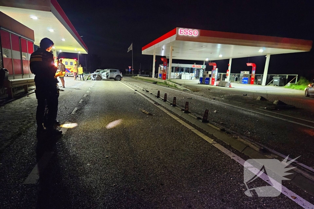 Ravage door ongeval: boot losgeschoten en auto zwaar beschadigd