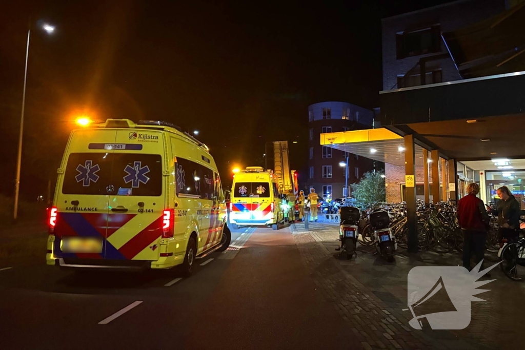 Traumateam begeleidt slachtoffer naar ziekenhuis