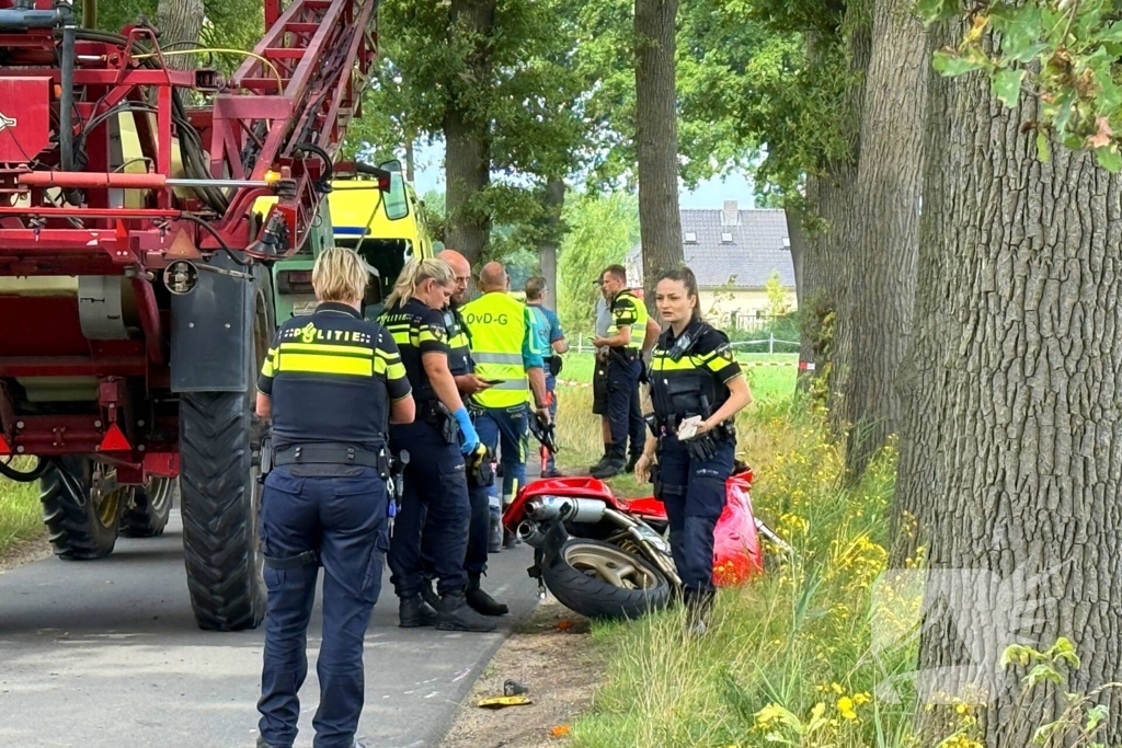 Motorrijder zwaargewond bij botsing met tractor