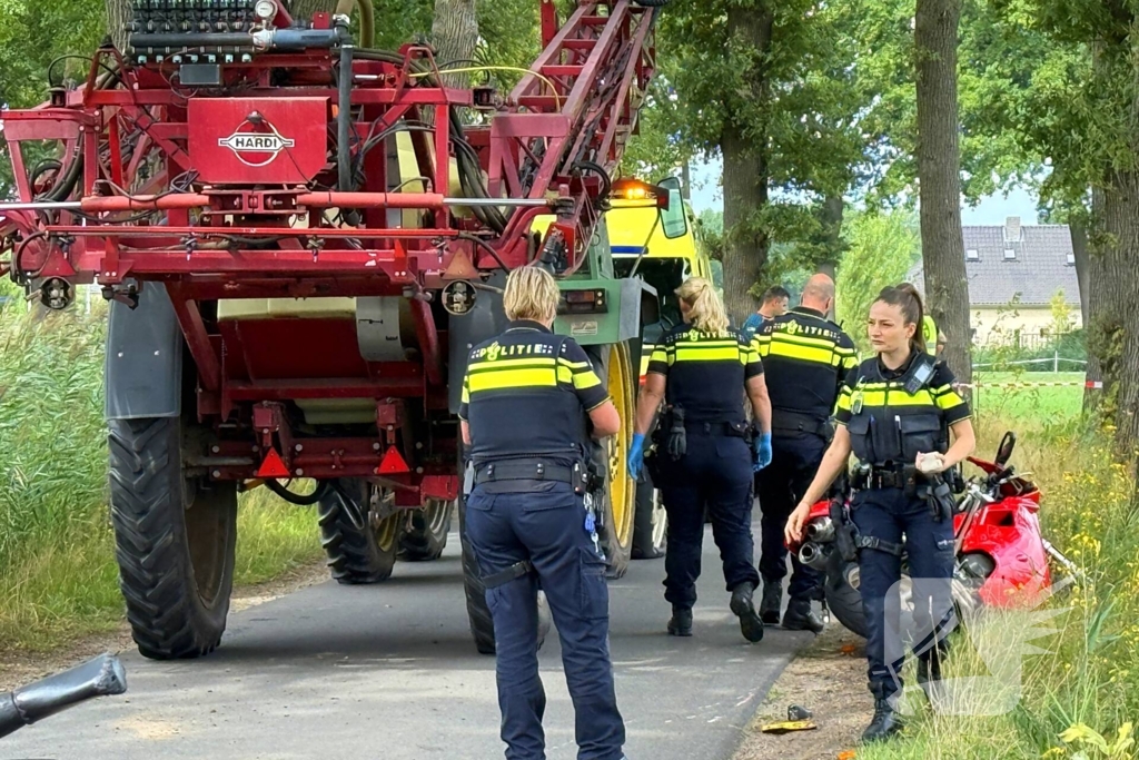 Motorrijder zwaargewond bij botsing met tractor
