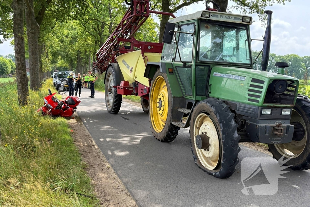 Motorrijder zwaargewond bij botsing met tractor