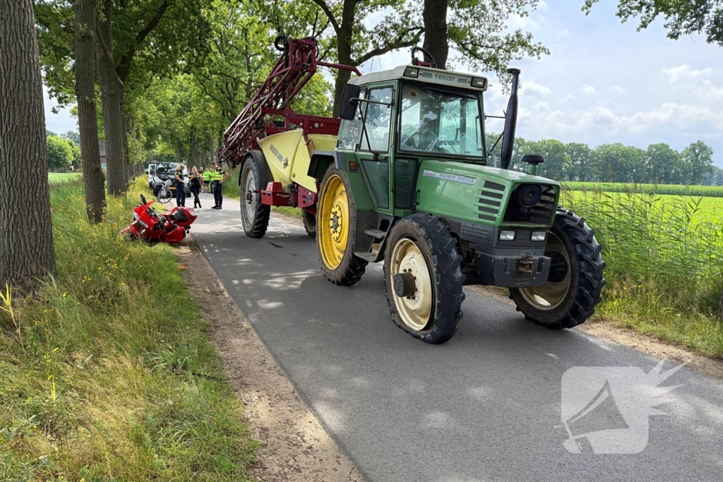 Motorrijder zwaargewond bij botsing met tractor
