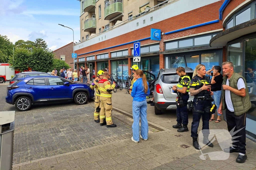 Auto botst tegen winkelpui