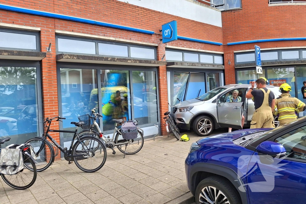 Auto botst tegen winkelpui
